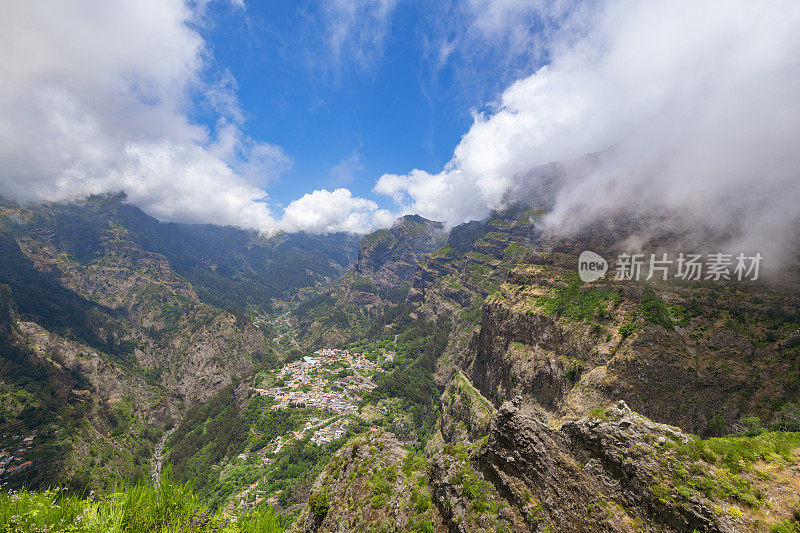 Miradouro do Curral das Freiras的视角与壮观的尼姑山谷在马德拉岛